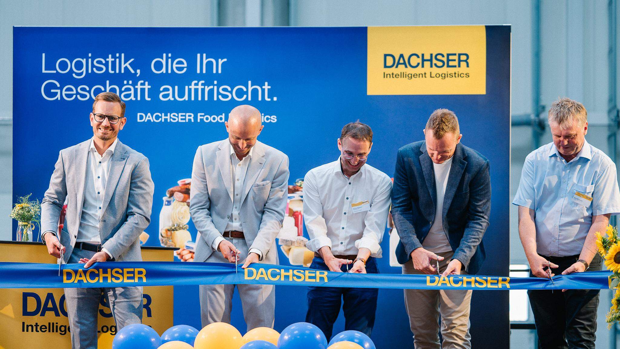 Soldan sağa: Claus Wetzel, Managing Director DACHSER European Logistics Almanya; Michael Gaudlitz, Branch Manager DACHSER Freiburg; Gewerbepark Breisgau GmbH Genel M&uuml;d&uuml;r&uuml; Markus Riesterer; Stefan Behrendt, Managing Director DACHSER Food Logistics; Unglehrt GmbH & Co. KG inşaat şirketinden Dietmar Moosmann, DACHSER Freiburg genişlemesi a&ccedil;ılış t&ouml;reninde / Fotoğraf: Johannes Meger