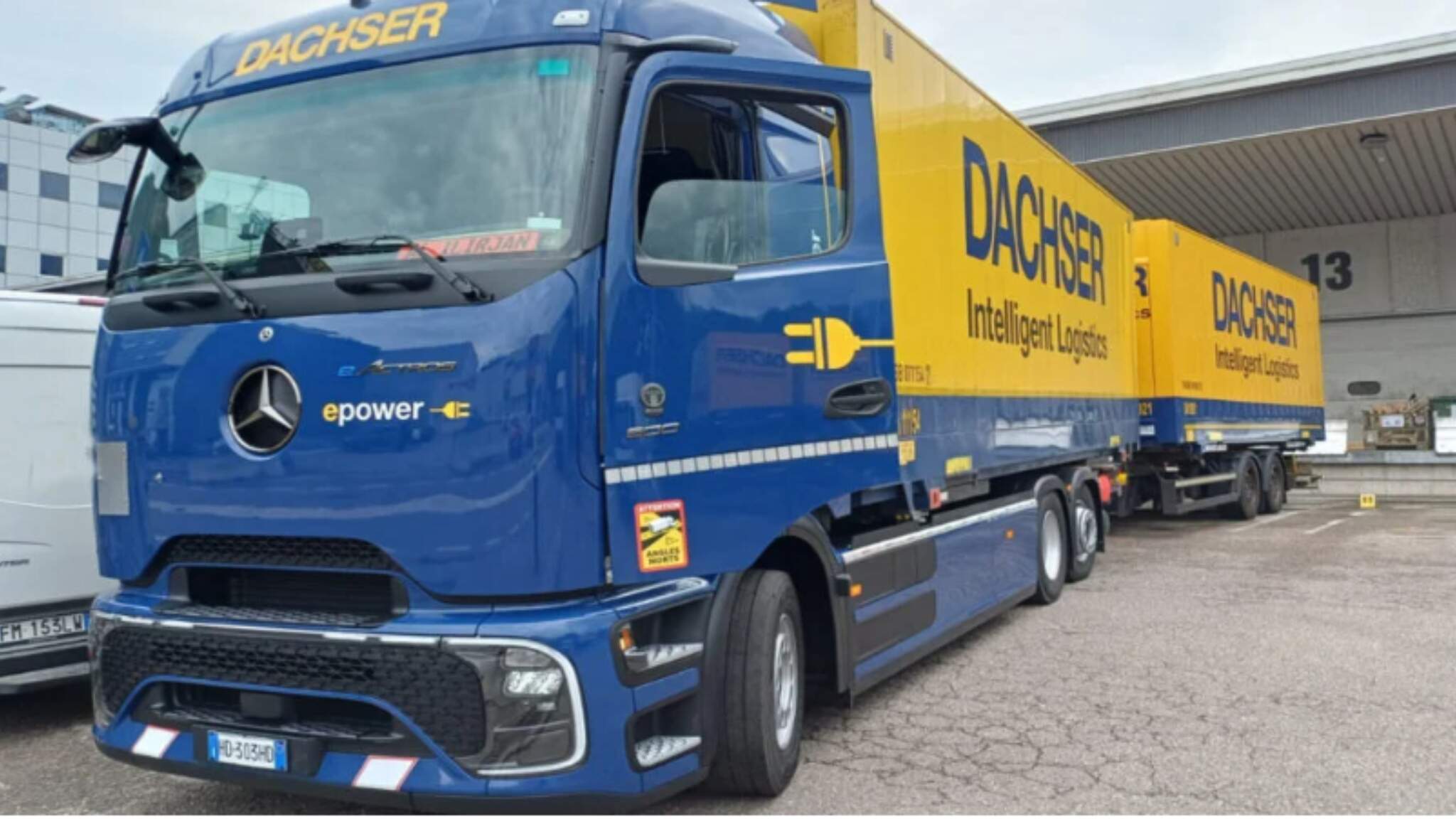 Bir Mercedes-Benz eActros 600, Brenner Yolu'nda ilerliyor.