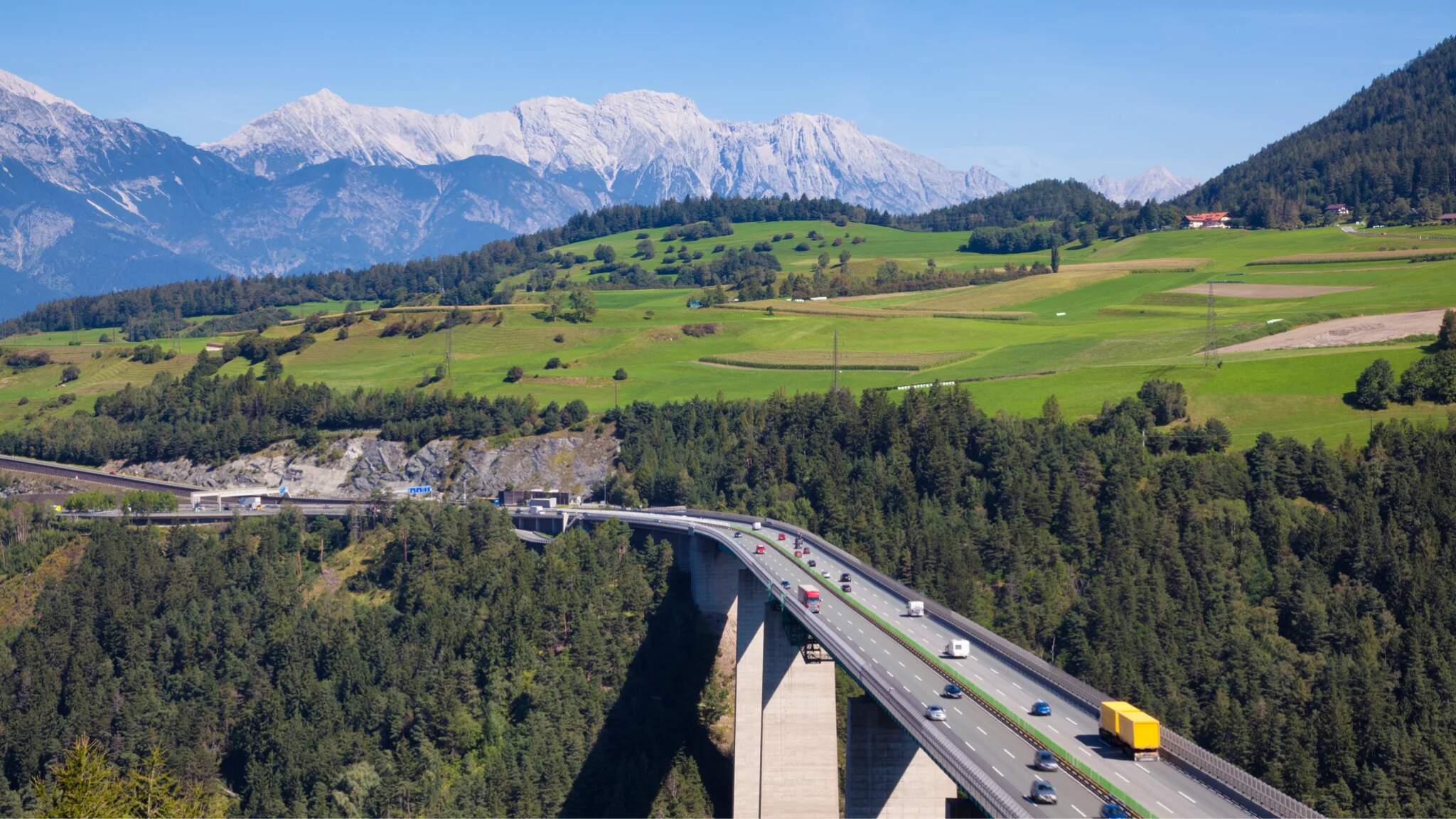 DACHSER, Bolzano ve M&uuml;nih arasındaki Brenner Ge&ccedil;idi'nde elektrikli bir kamyon kullanıyor.
