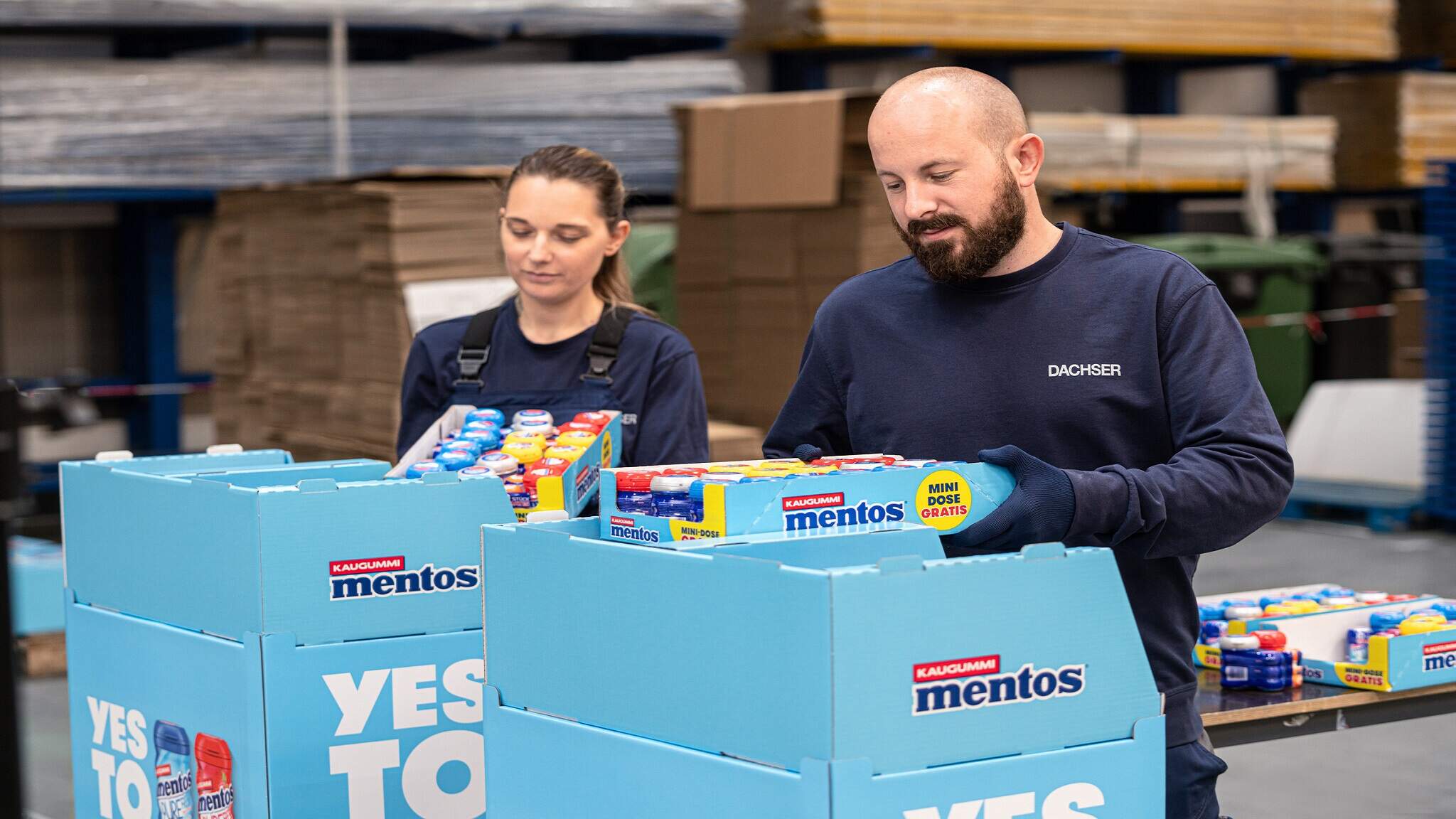 Satışa hazır: DACHSER &ccedil;alışanları, Mentos paketlerini teşhir raflarına yerleştiriyor.