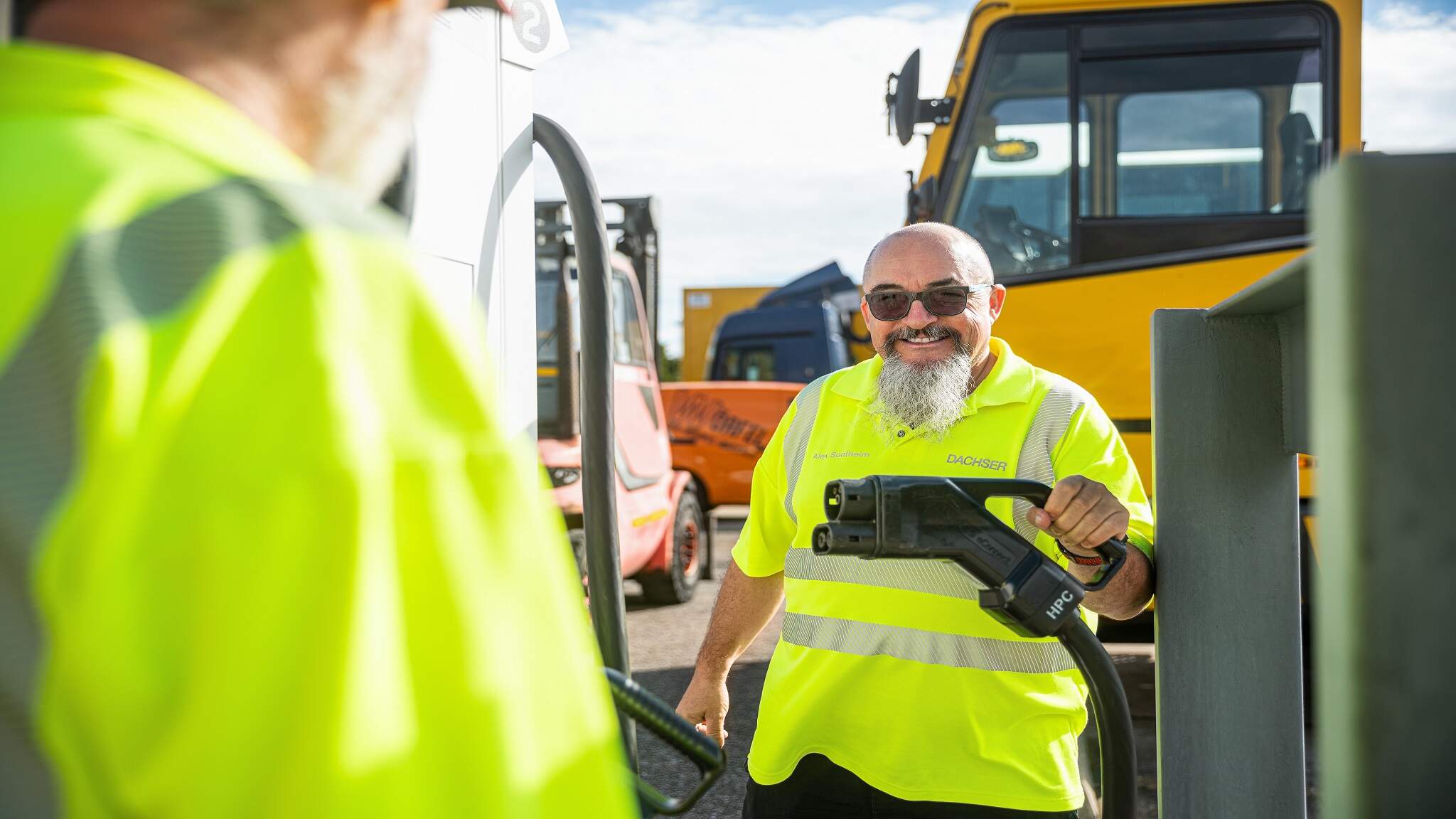 Alexander Sontheim, s&uuml;r&uuml;c&uuml;lere elektrikli kamyonları nasıl kullanacaklarını g&ouml;steriyor.