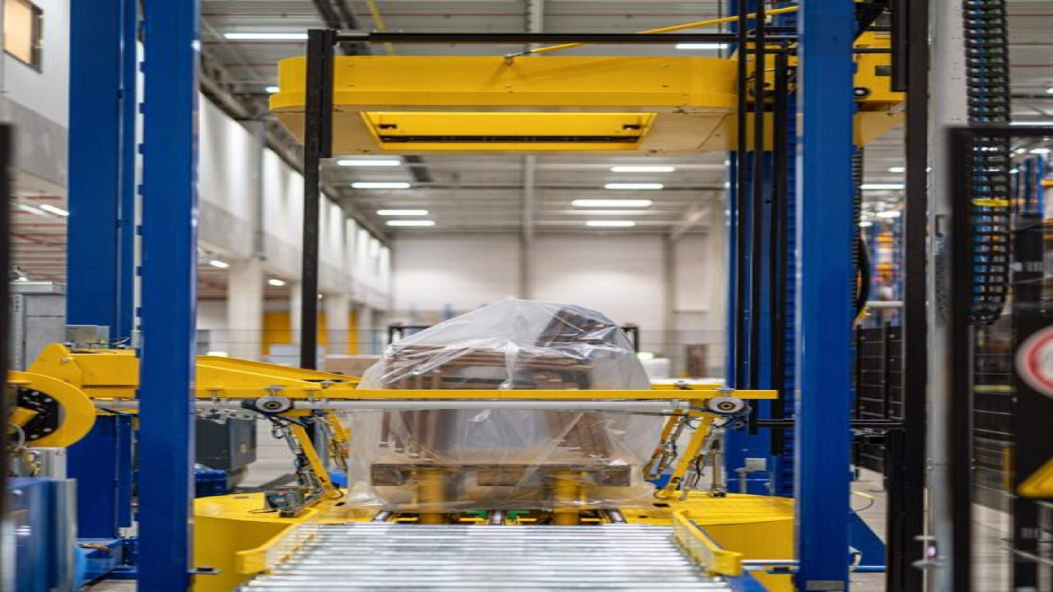 Hem ürünleri hem de üzerinde bulundukları paletleri nakliyeye uygun şeffaf bir örtü ile sarmak, lojistikte sık karşılaşılan ancak hafife alınmaması gereken zorluklardan biridir.