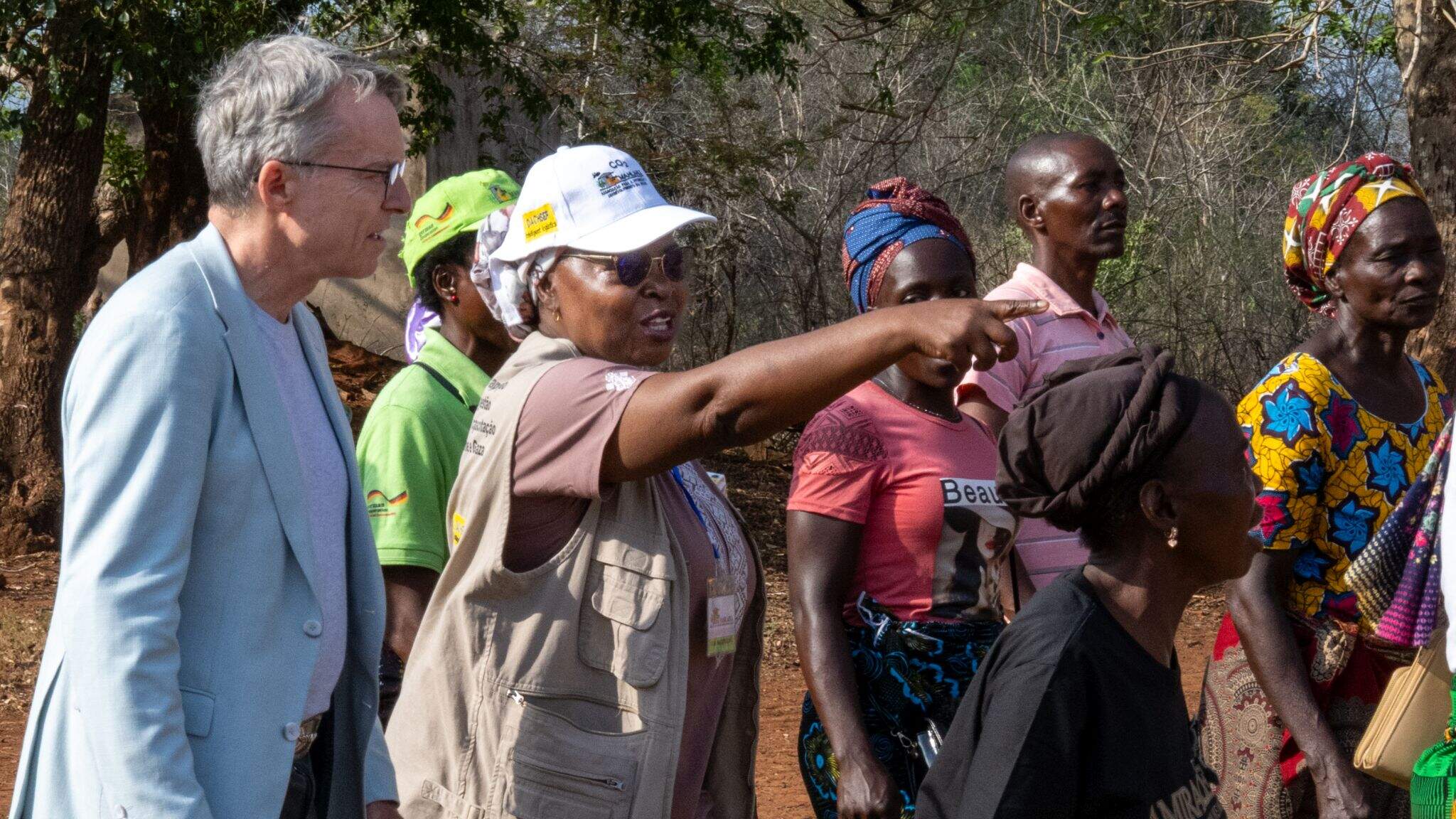 DACHSER Denetim Kurulu Başkanı Bernhard Simon, Bambatela'yı ziyaret ederek yerel &ouml;nlemleri g&ouml;zlemledi.