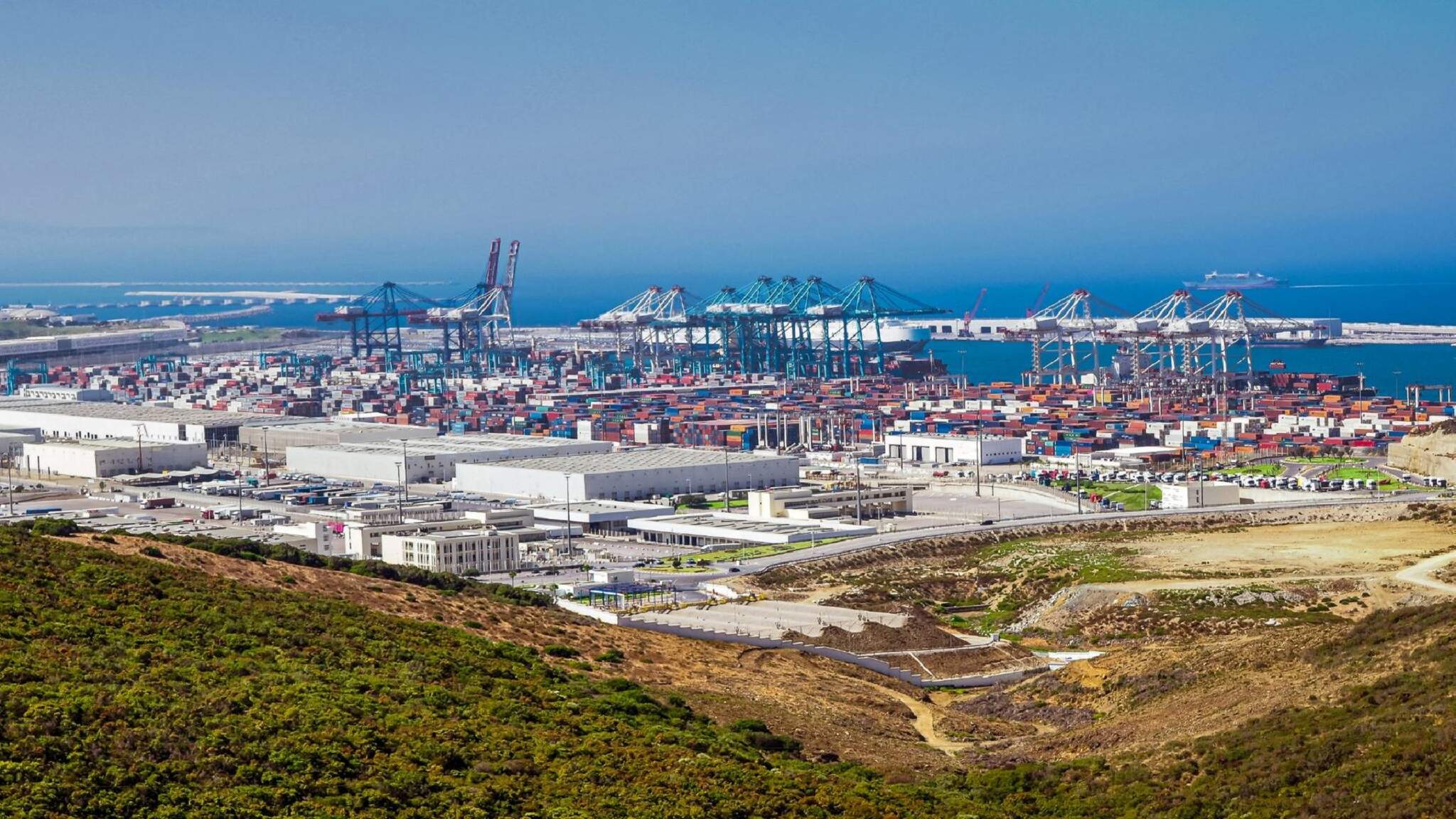 Tanger Med, Maghreb ile dünyanın geri kalanı arasında stratejik bir bağlantı noktası. Tanger Med, Maghreb ile dünyanın geri kalanı arasında stratejik bir bağlantı noktası.