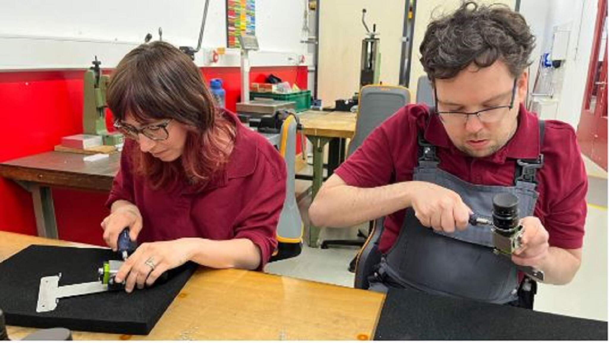 Bu kuruluşun çalışanları, tarama üniteleri için özel olarak tasarlanmış bir taşıyıcının bileşenlerini elle ve büyük bir hassasiyetle bir araya getiriyorlar.