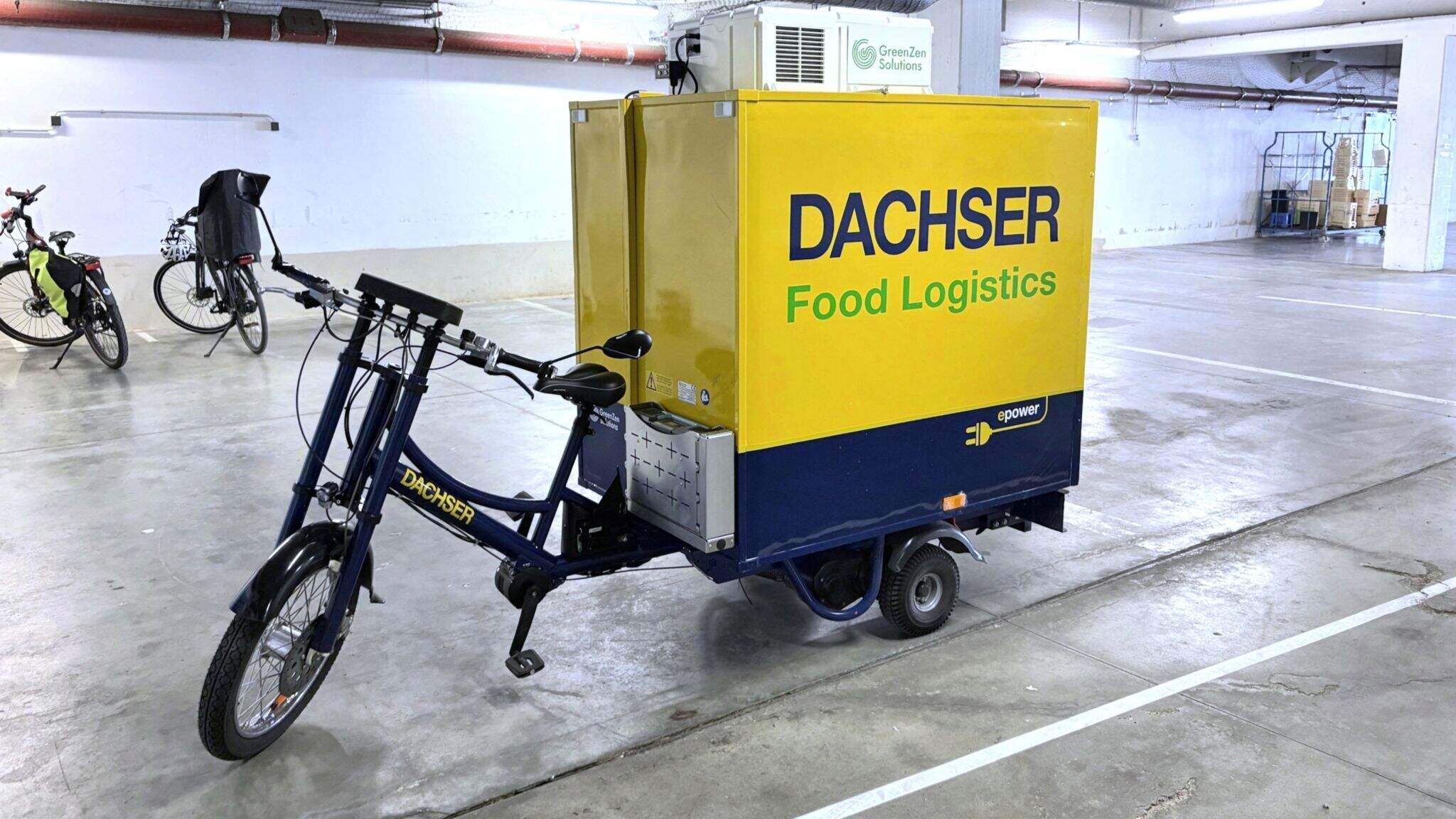 GreenZen Solutions'ın yalıtımlı taşıma konteyneri ve bataryalı soğutma ünitesi ile donatılmış kargo bisikleti. GreenZen Solutions'ın yalıtımlı taşıma konteyneri ve bataryalı soğutma ünitesi ile donatılmış kargo bisikleti.