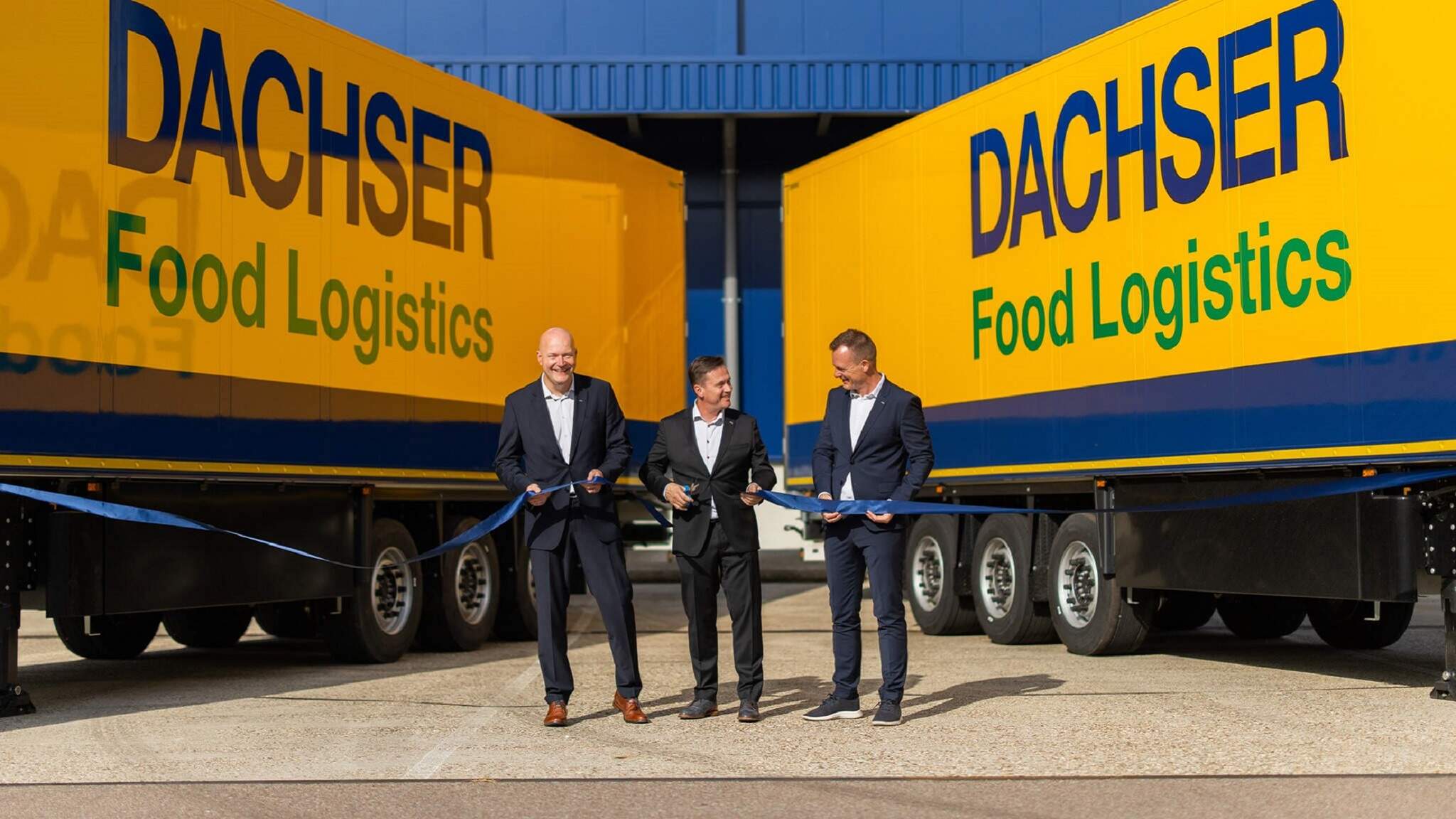 Soldan sağa: DACHSER Hollanda Food Logistics Ülke Müdürü Barry Stegeman, Waddinxveen Food Logistics Şube Müdürü Niels Tieleman ve Food Logistics Genel Müdürü Stefan Behrendt, yeni lokasyonun resmi açılışında kurdeleyi birlikte kestiler. Soldan sağa: DACHSER Hollanda Food Logistics Ülke Müdürü Barry Stegeman, Waddinxveen Food Logistics Şube Müdürü Niels Tieleman ve Food Logistics Genel Müdürü Stefan Behrendt, yeni lokasyonun resmi açılışında kurdeleyi birlikte kestiler.