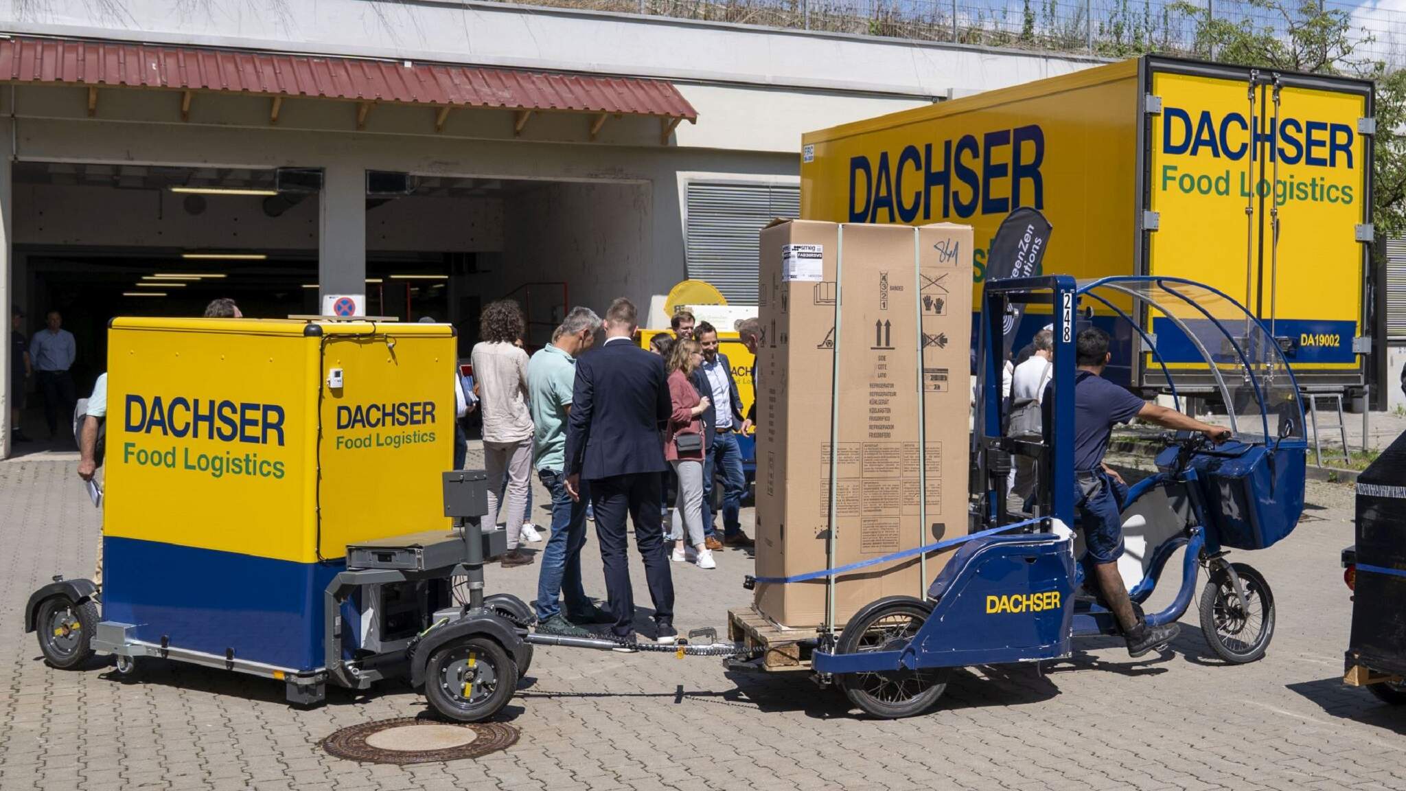 DACHSER, şehir merkezine soğutulmuş gıda ürünlerini kargo bisikletiyle teslim etmenin yollarını deniyor. DACHSER, şehir merkezine soğutulmuş gıda ürünlerini kargo bisikletiyle teslim etmenin yollarını deniyor.