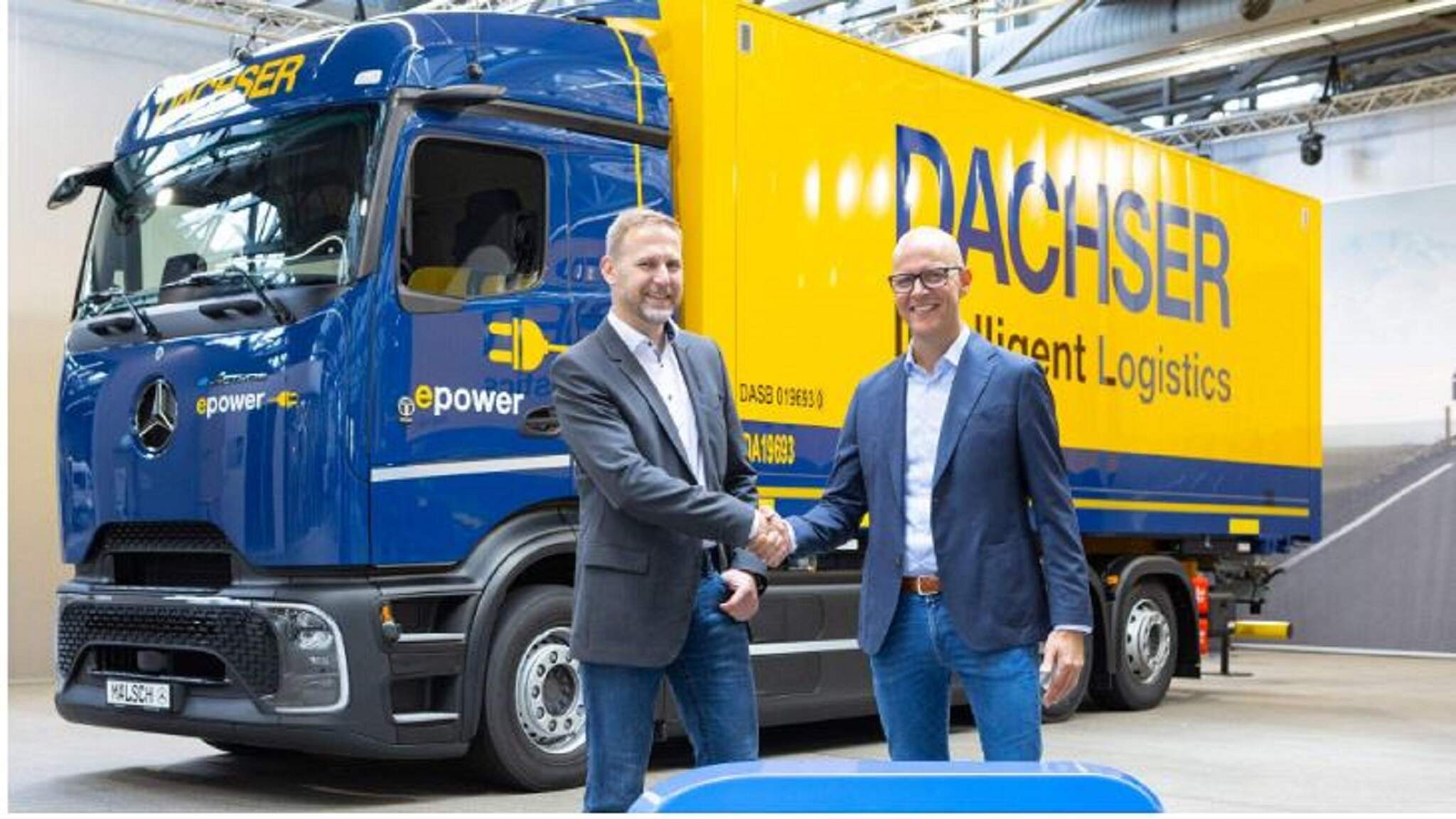 Andre Bilz, Category Manager Truck / Trailer / Swap Body, DACHSER Corporate Indirect Procurement (solda) Winfried Sorg, Neu-Ulm'daki Mercedes-Benz Ticari Araç Merkezi'nde Central Manager. (Fotoğraf: Myriam Mersy) Andre Bilz, Category Manager Truck / Trailer / Swap Body, DACHSER Corporate Indirect Procurement (solda) Winfried Sorg, Neu-Ulm'daki Mercedes-Benz Ticari Araç Merkezi'nde Central Manager. (Fotoğraf: Myriam Mersy)