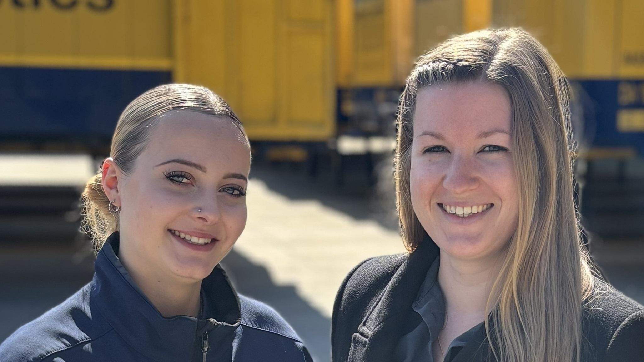Lena Schweinberger (solda), Stans'taki Tirol Lojistik Merkezi'nde üçüncü yıl stajyer lojistik uzmanı, HR İş Ortağı ve Stajyer Sorumlusu Katharina Zobel (sağda) ile birlikte. Lena Schweinberger (solda), Stans'taki Tirol Lojistik Merkezi'nde üçüncü yıl stajyer lojistik uzmanı, HR İş Ortağı ve Stajyer Sorumlusu Katharina Zobel (sağda) ile birlikte.