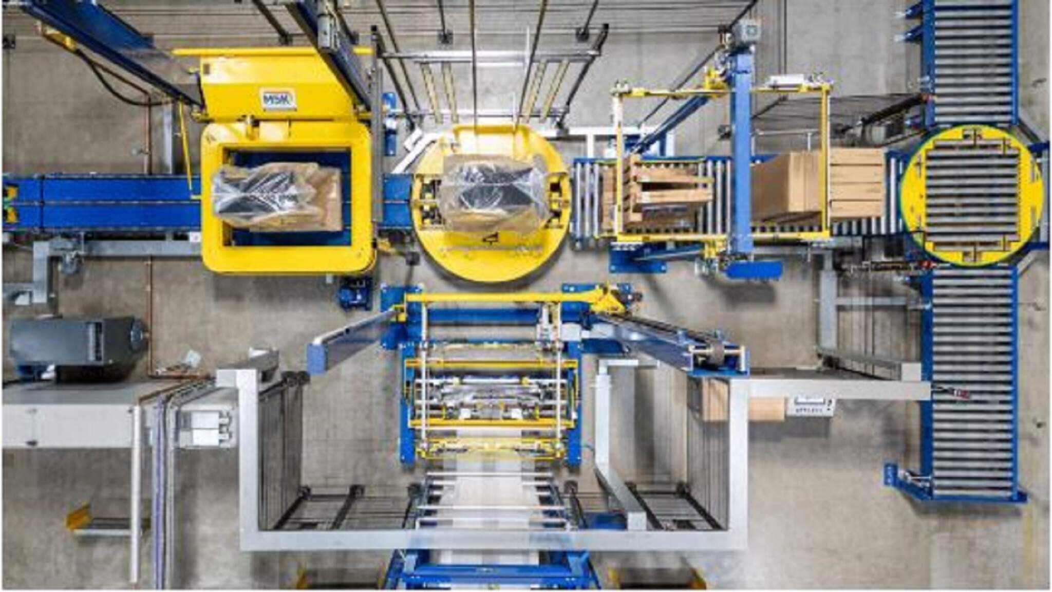 Magdeburg'da, hacimli ürünlerin ultra dayanıklı bir shrink film ile paketlenmesi için tam otomatik bir makine hizmete girdi. Magdeburg'da, hacimli ürünlerin ultra dayanıklı bir shrink film ile paketlenmesi için tam otomatik bir makine hizmete girdi.