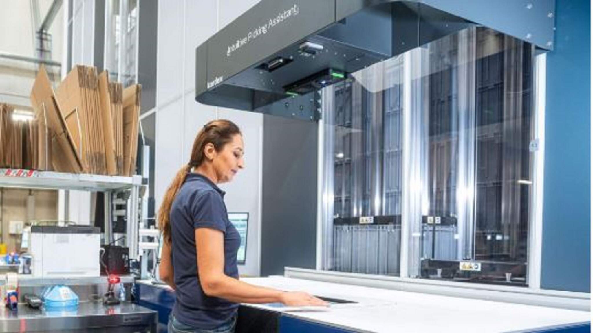 Mariana Ciobanu, AutoStore sisteminin “zemin katında” bulunan ve “CarouselPort” olarak adlandırılan dört transfer istasyonundan birinin önünde.