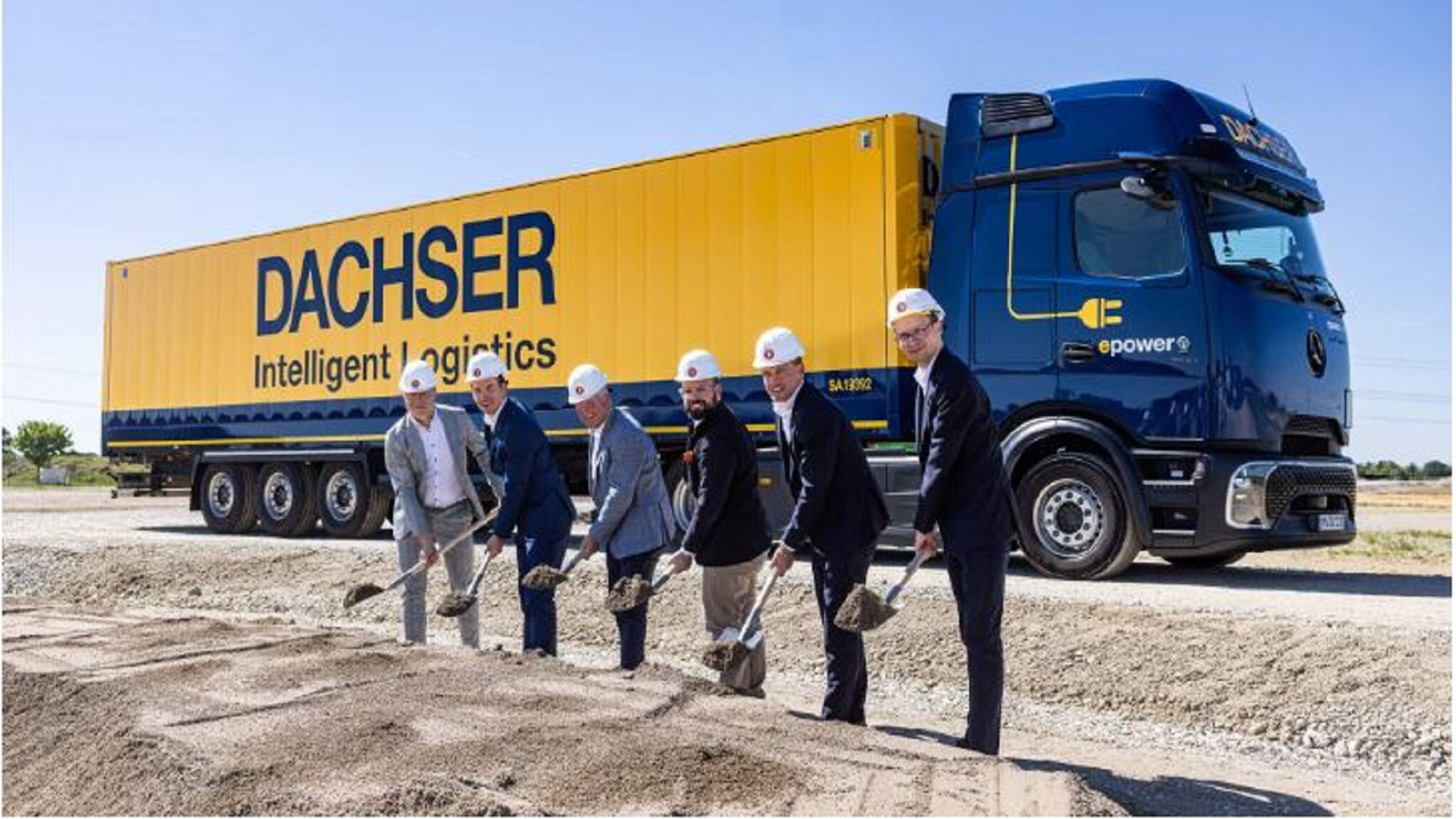 Soldan sağa: Florian Graber, Branch Manager Food Logistics; Daan van der Meer, Operations Manager Euronational Forwarding; Thomas Henkel, General Manager (all 3 DACHSER logistics center Allg&auml;u); Jan Rothenbacher, Mayor City of Memmingen; Alexander Tonn, COO Road Logistics DACHSER; Lukas Unglehrt, authorized signatory and shareholder, Unglehrt GmbH